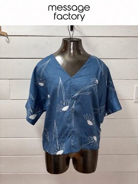 Message Factory Organic Cotton V-Neck Top – Blue Floral – Size S